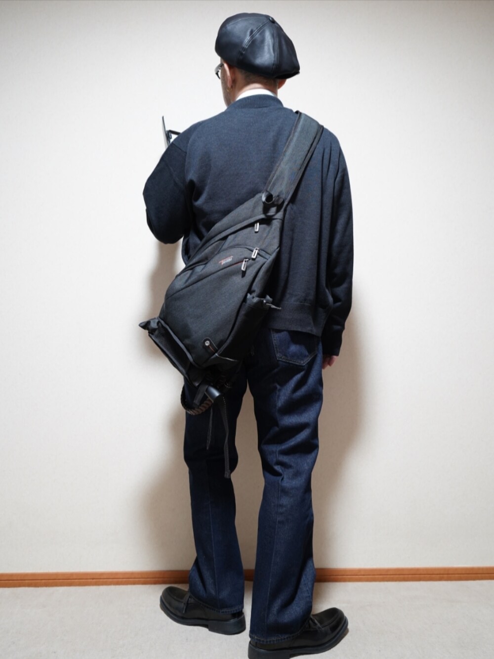 ブラック系のシューズ、ブルー系のデニムパンツ、ブラック系のネクタイを着用したメンズの春コーディネートの3枚目の写真