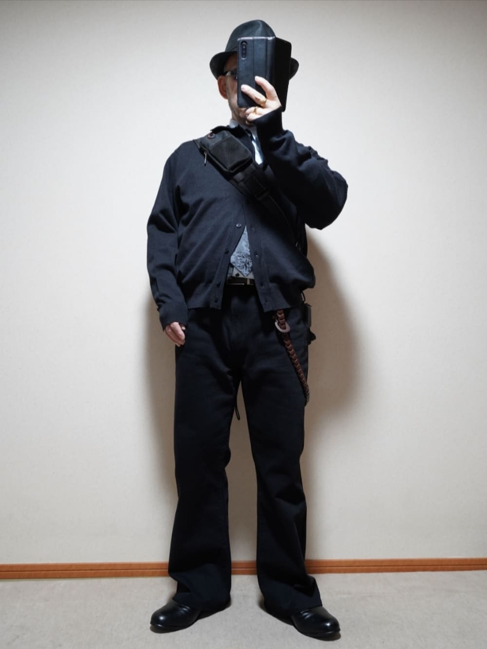 ブラック系のシューズ、グレー系のデニムパンツ、グレー系のシャツ/ブラウスを着用したメンズの春コーディネートの2枚目の写真