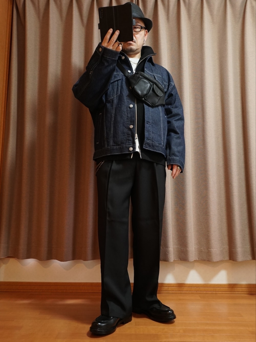 ブラック系のシューズ、ブラック系のパンツ、ブラック系のジャケット/アウターを着用したメンズの秋コーディネートの5枚目の写真