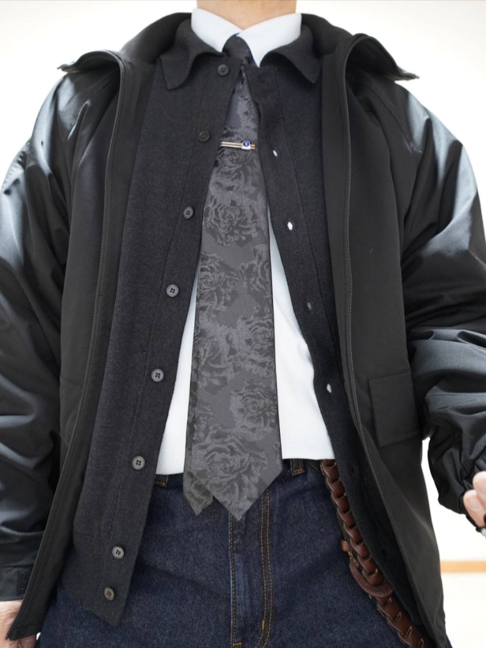 ブラック系のシューズ、ブルー系のデニムパンツ、ブラック系のネクタイを着用したメンズの春コーディネートの4枚目の写真