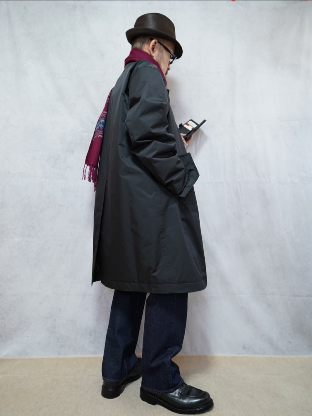 ブラック系のシューズ、グレー系のジャケット/アウター、ホワイト系のシャツ/ブラウスを着用したメンズの冬コーディネートの4枚目の写真