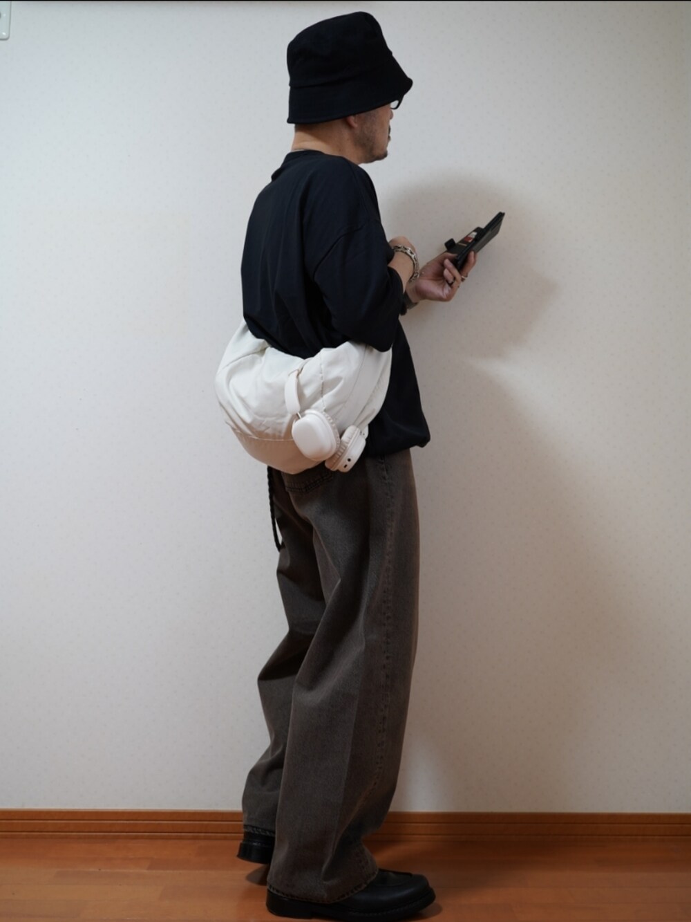 ブラック系のシューズ、ブラウン系のデニムパンツ、ブラック系のTシャツ/カットソーを着用したメンズの夏コーディネートの5枚目の写真