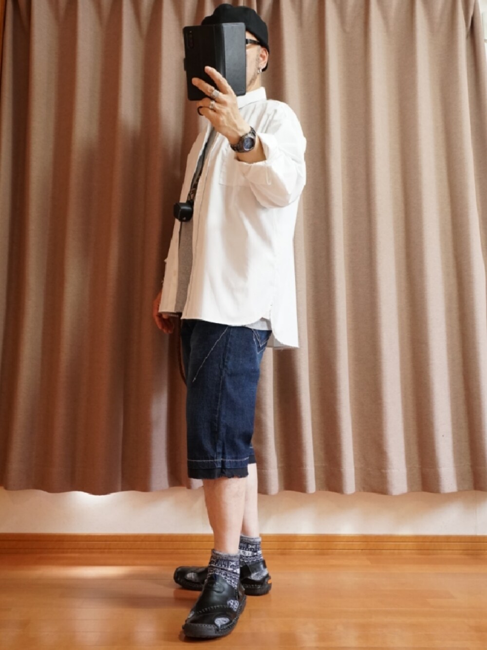 「夏コーデ、白シャツ、オーバーサイズ、ビッグシルエット、ハーフパンツ、デニム、デニムパンツ、サンダル、レザーサンダル、キャスケット」｜「no brandのアイテム（サンダル、ブラック系）」を使った、宣さん（メンズ・168cm）の夏コーディネートの2枚目の写真