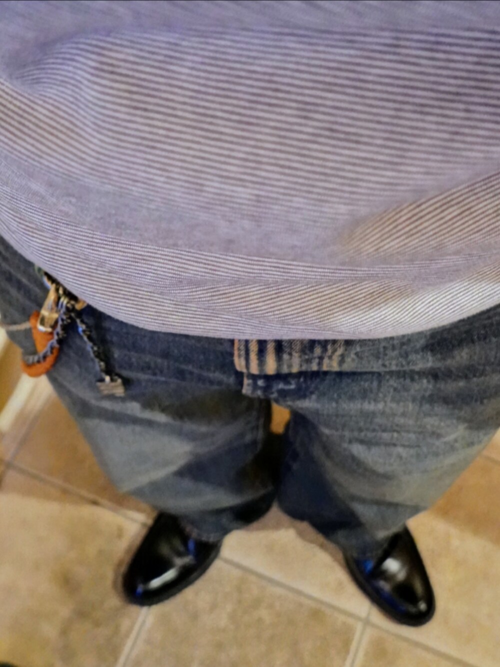 ブラック系のシューズ、ブルー系のデニムパンツ、グレー系のシャツ/ブラウスを着用したメンズの春コーディネートの5枚目の写真