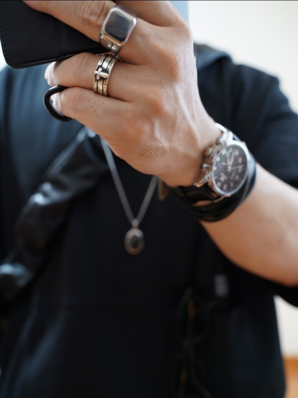 ブラック系のシューズ、グレー系のデニムパンツ、ブラック系のTシャツ/カットソーを着用したメンズの夏コーディネートの3枚目の写真