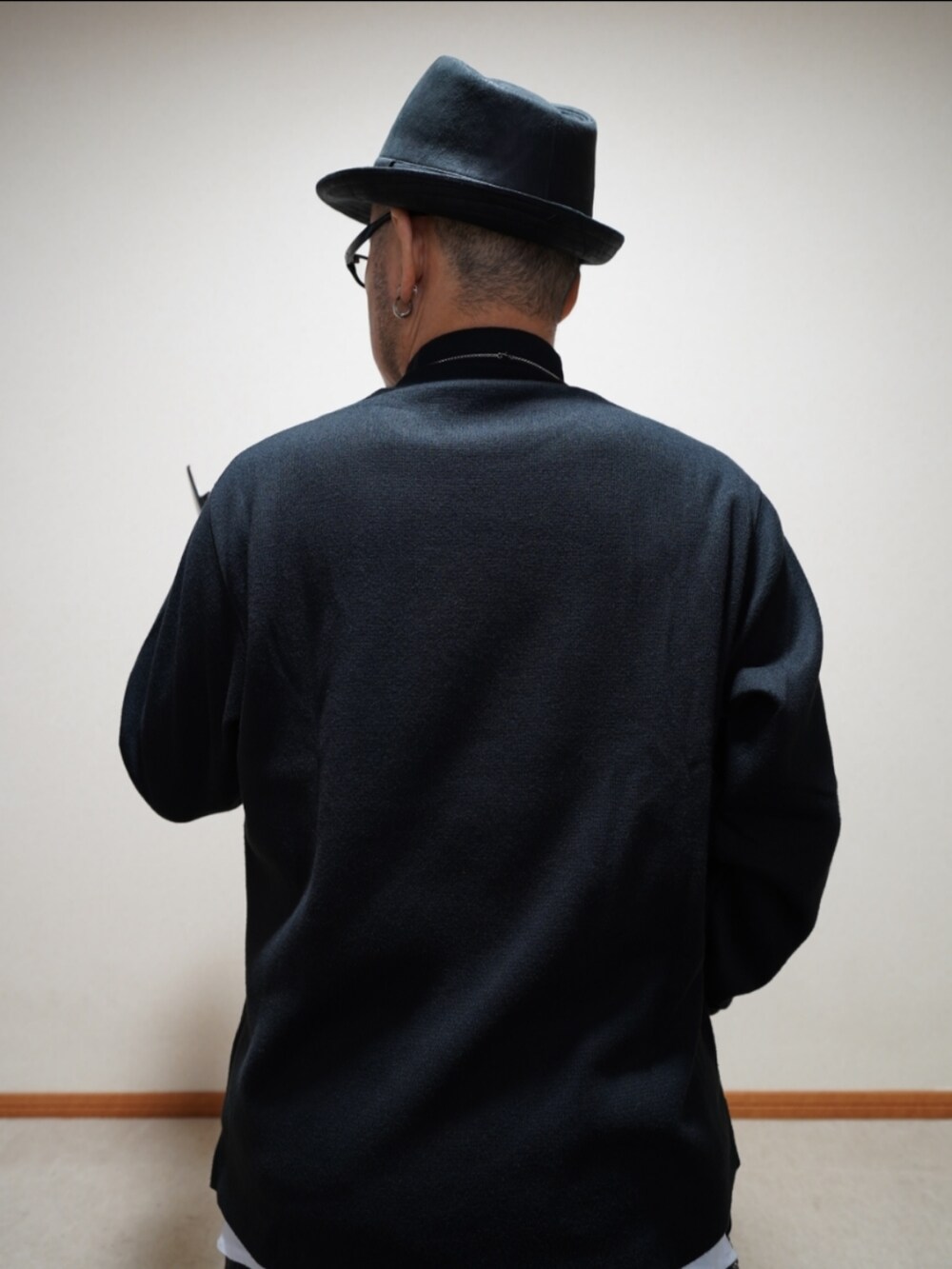 ブラック系のシューズ、グレー系のパンツ、ブラック系のトップスを着用したメンズの夏コーディネートの5枚目の写真