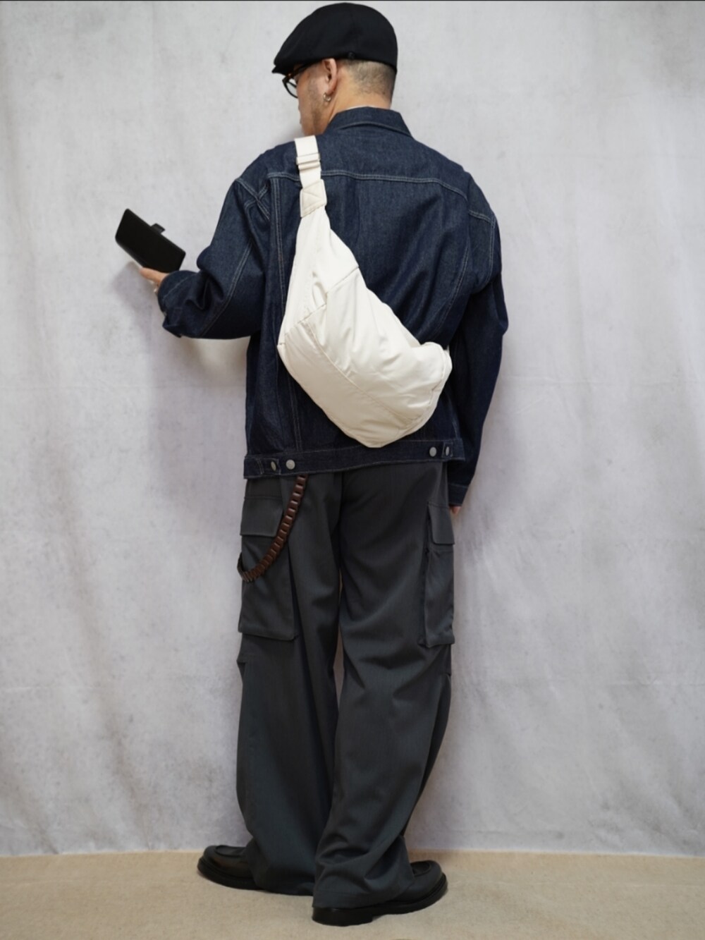 ブラック系のシューズ、グレー系のカーゴパンツ、ホワイト系のシャツ/ブラウスを着用したメンズの春コーディネートの3枚目の写真