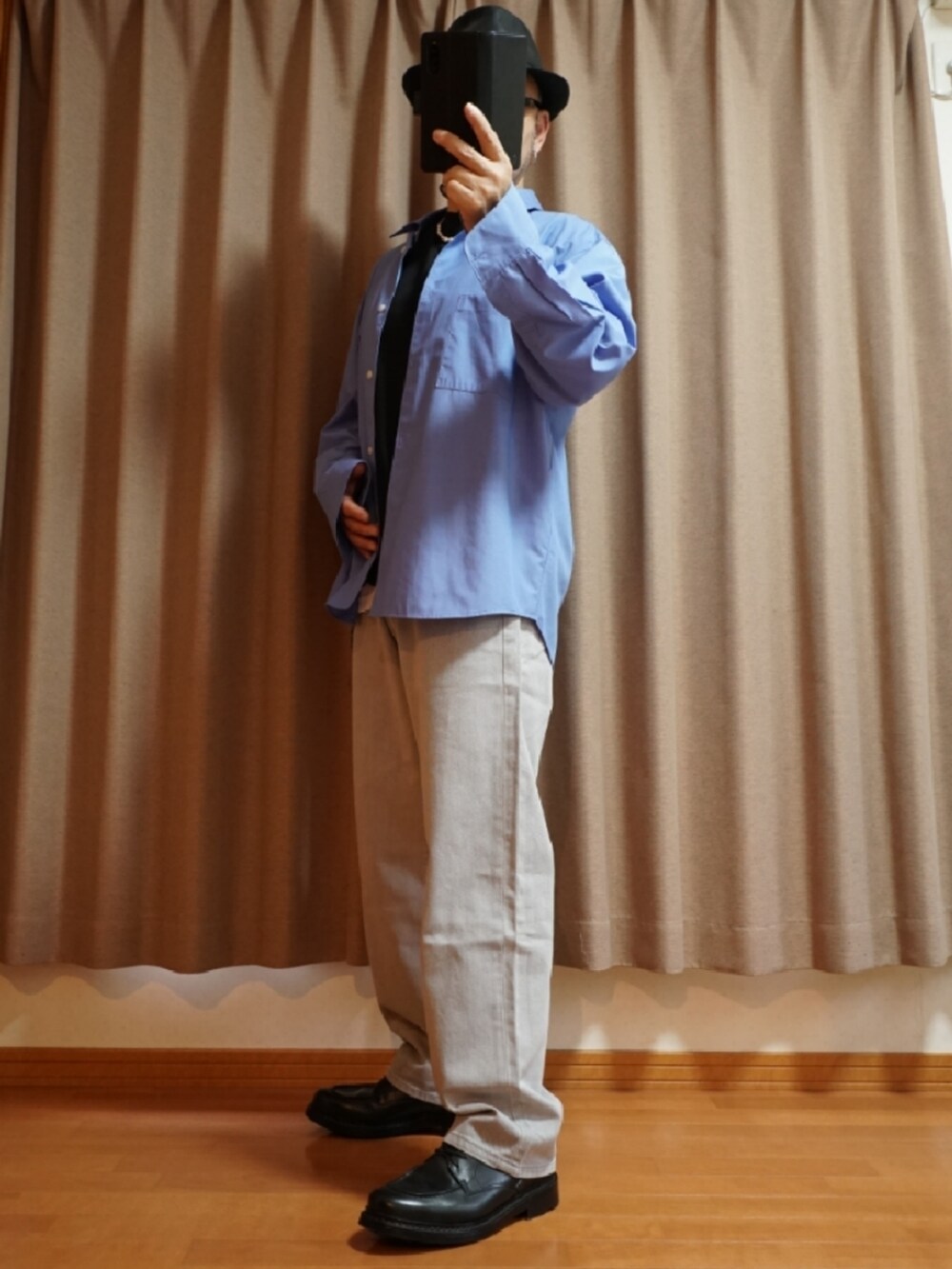 ブラック系のシューズ、グレー系のデニムパンツ、ホワイト系のタンクトップを着用したメンズの夏コーディネートの2枚目の写真