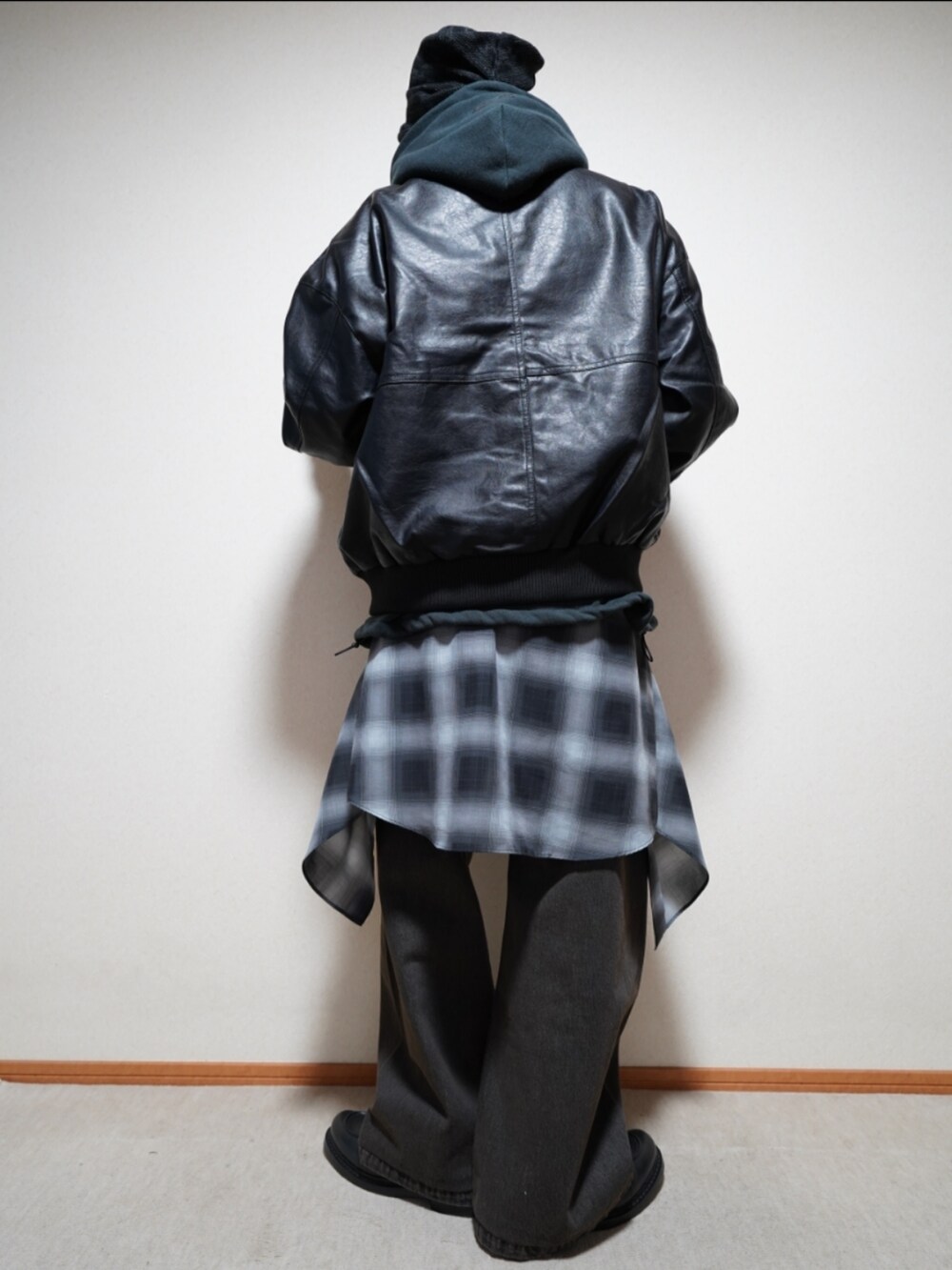 ブラック系のシューズ、ブラック系のデニムパンツ、ブラック系のシャツ/ブラウスを着用したメンズの冬コーディネートの4枚目の写真