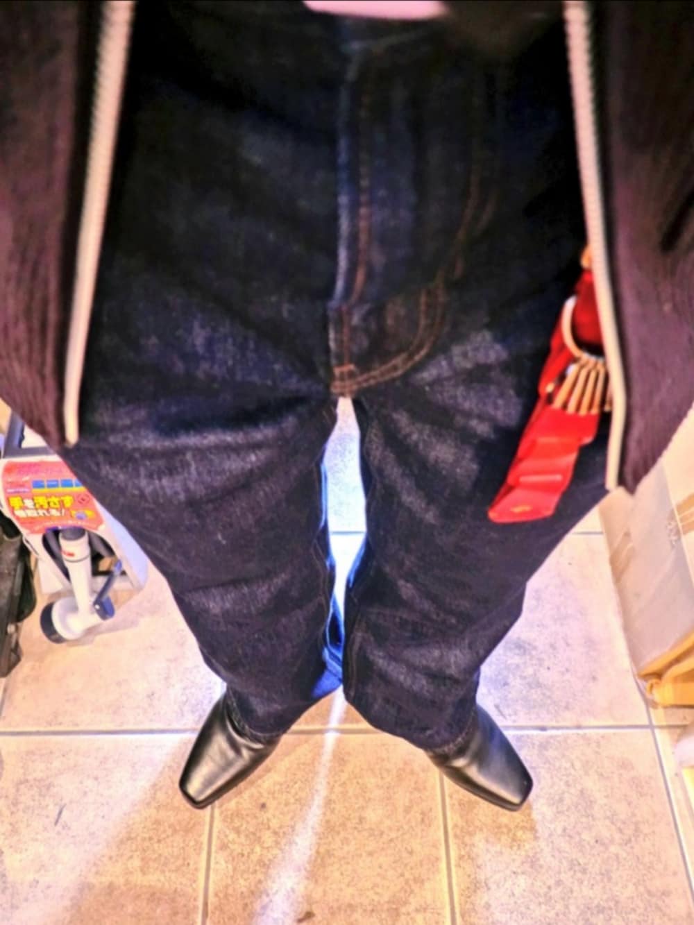 ブラック系のブーツ、ブルー系のデニムパンツ、ブラック系のブルゾンを着用したメンズの春コーディネートの3枚目の写真