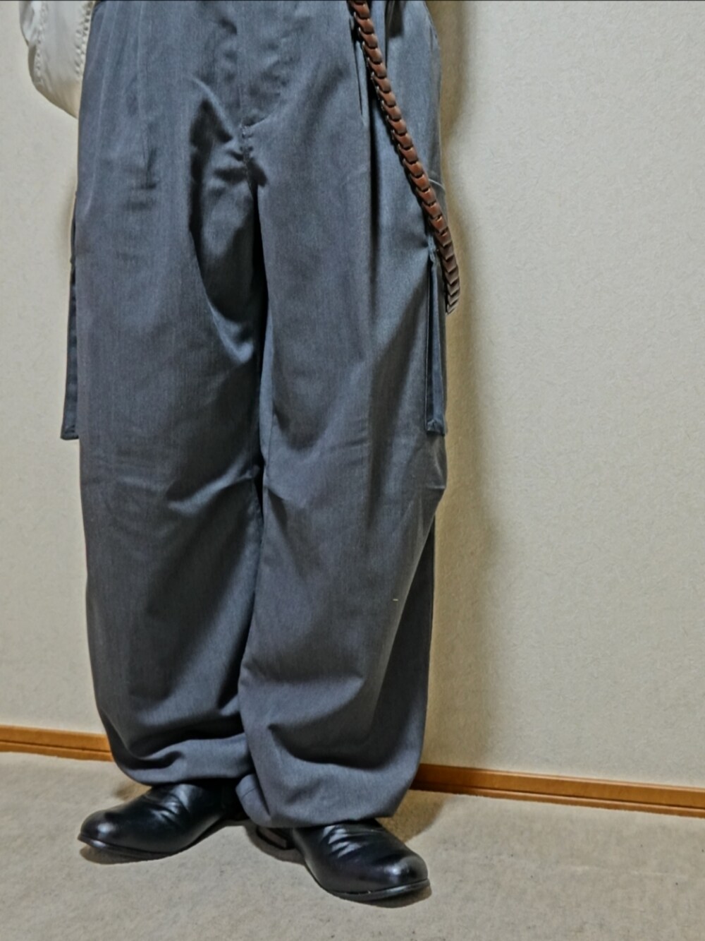 ブラック系のスリッポン、グレー系のカーゴパンツ、グレー系のシャツ/ブラウスを着用したメンズの秋コーディネートの4枚目の写真