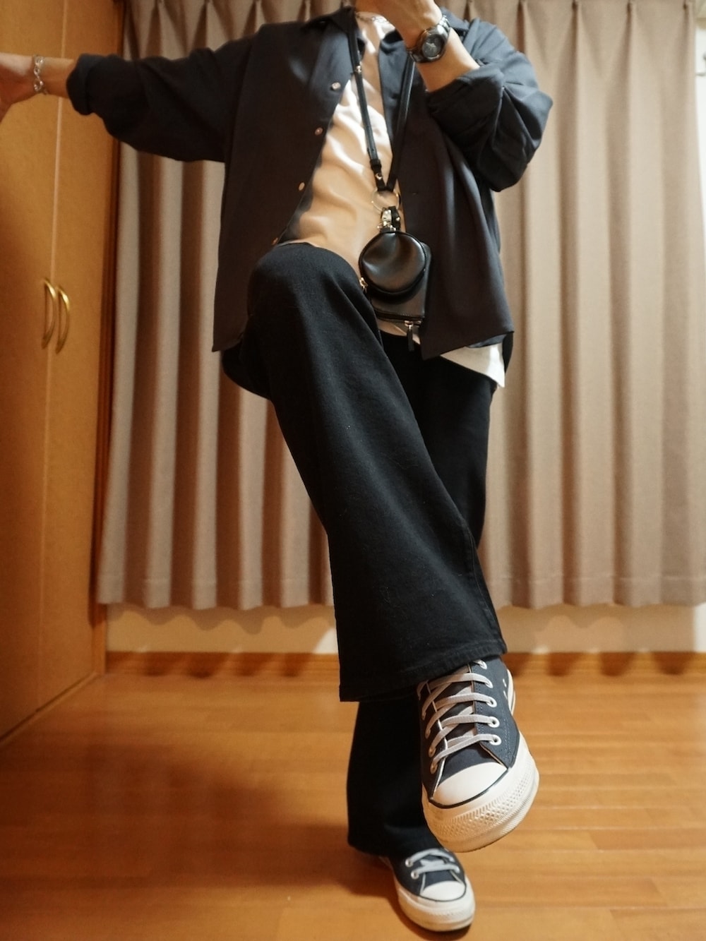 グレー系のデニムパンツ、ブラック系のショルダーバッグ、グレー系のシャツ/ブラウスを着用したメンズの夏コーディネートの2枚目の写真