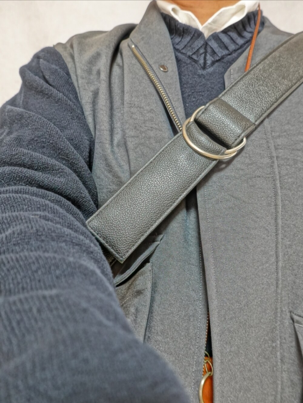 ブラック系のシューズ、ブルー系のデニムパンツ、ホワイト系のシャツ/ブラウスを着用したメンズの春コーディネートの5枚目の写真