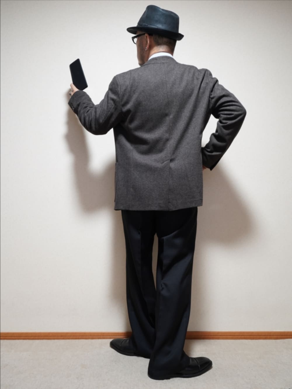 ブラック系のドレスシューズ、ブラック系のパンツ、ブルー系のカーディガン/ボレロを着用したメンズの冬コーディネートの3枚目の写真