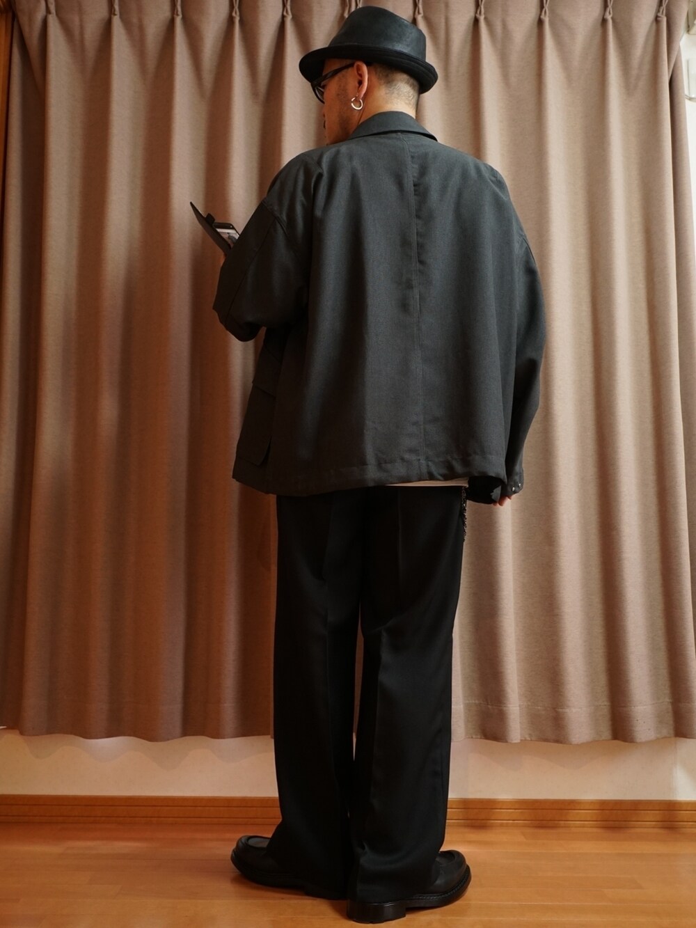 ブラック系のシューズ、ブラック系のパンツ、ホワイト系のタンクトップを着用したメンズの夏コーディネートの3枚目の写真