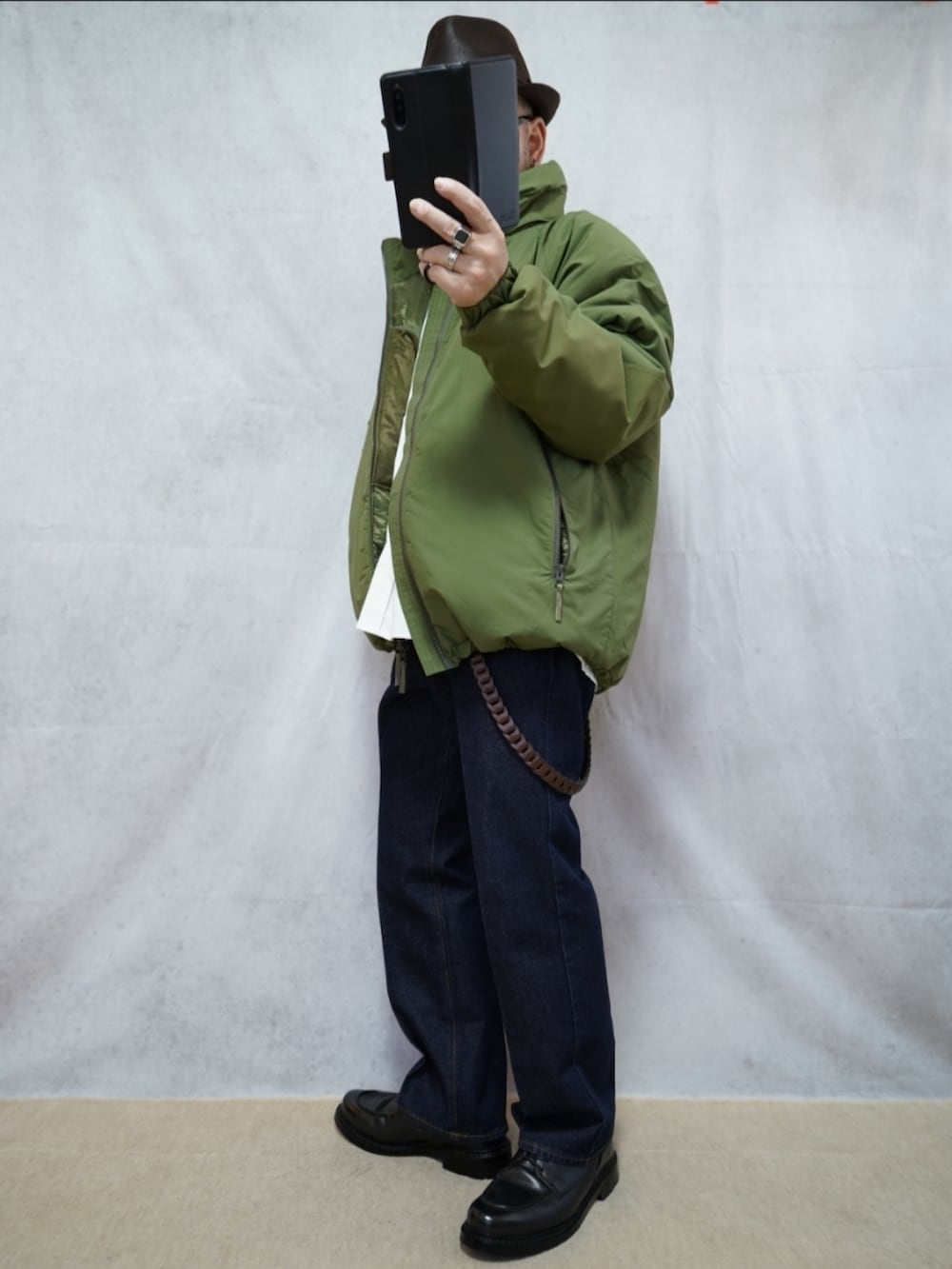 ブラック系のシューズ、ブルー系のデニムパンツ、ホワイト系のシャツ/ブラウスを着用したメンズの冬コーディネートの2枚目の写真