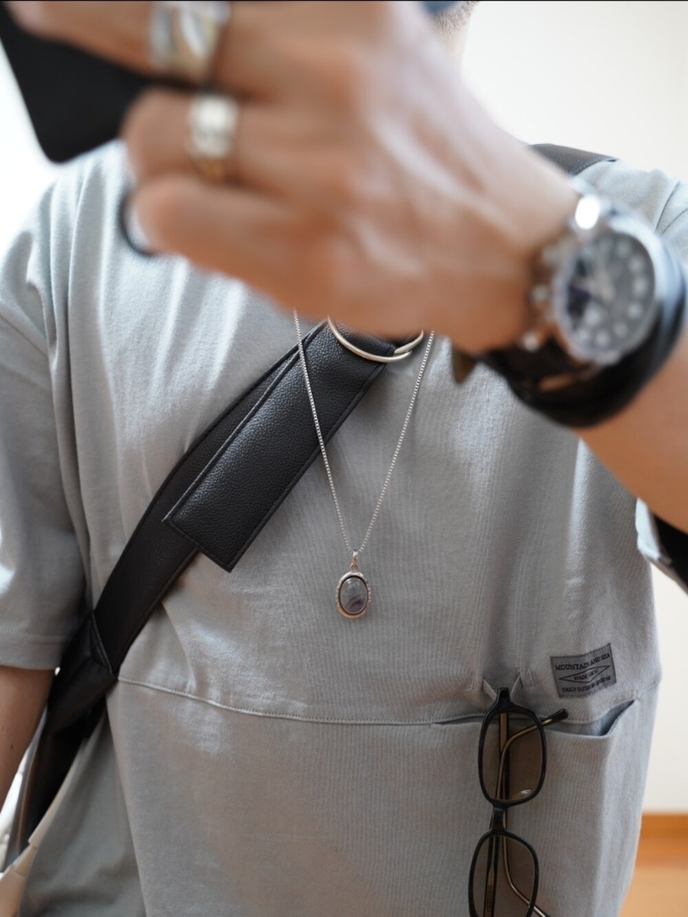 ブラック系のシューズ、グレー系のデニムパンツ、グレー系のTシャツ/カットソーを着用したメンズの夏コーディネートの3枚目の写真