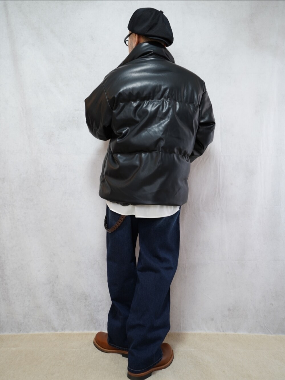 ブラウン系のブーツ、ブルー系のデニムパンツ、ホワイト系のシャツ/ブラウスを着用したメンズの冬コーディネートの3枚目の写真