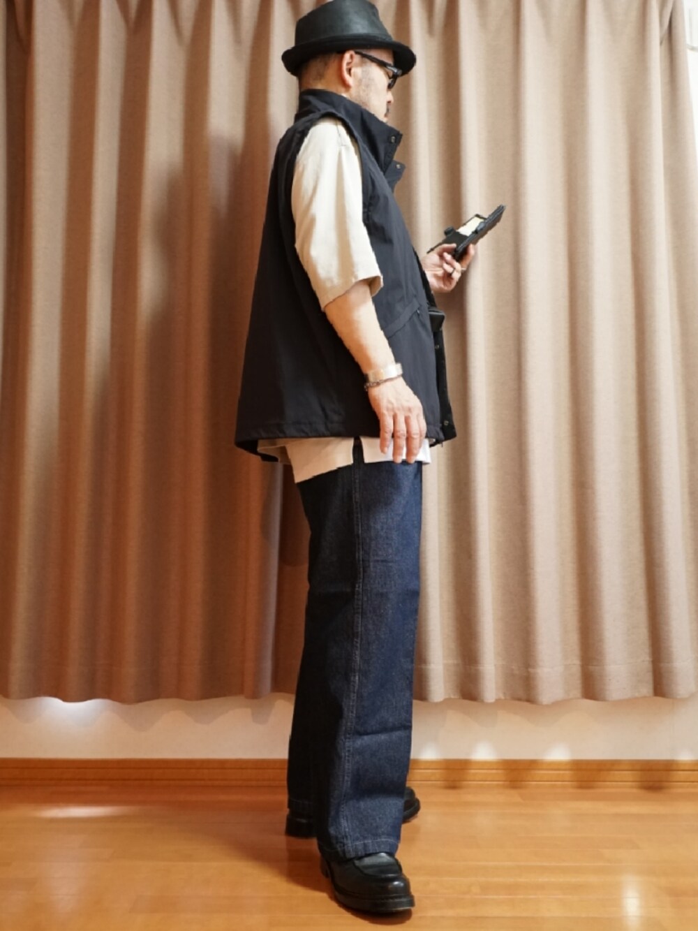 ブラック系のシューズ、ホワイト系のタンクトップ、ブルー系のデニムパンツを着用したメンズの夏コーディネートの4枚目の写真