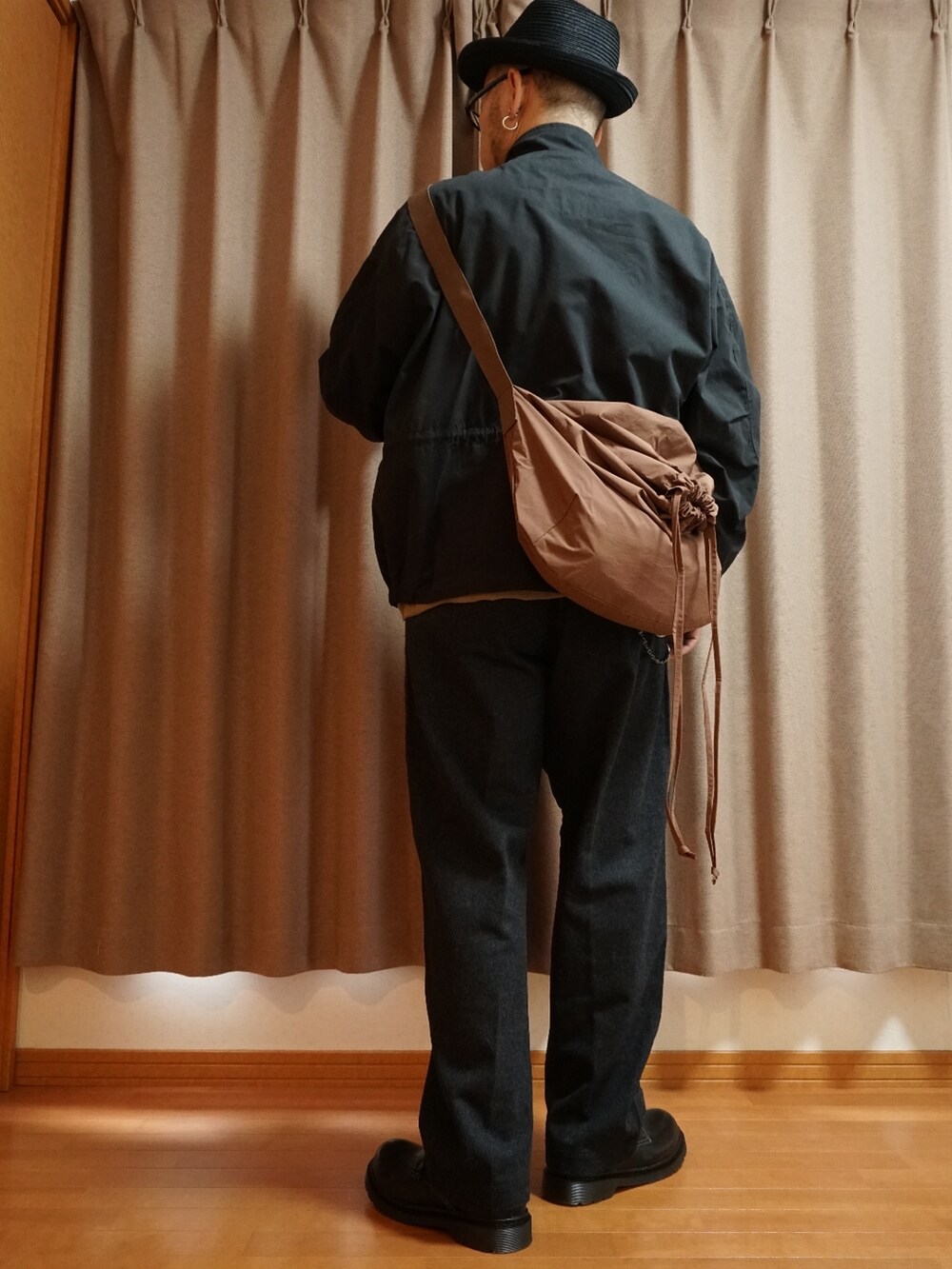 ブラック系のシューズ、グレー系のパンツ、ブラック系のモッズコートを着用したメンズの秋コーディネートの3枚目の写真