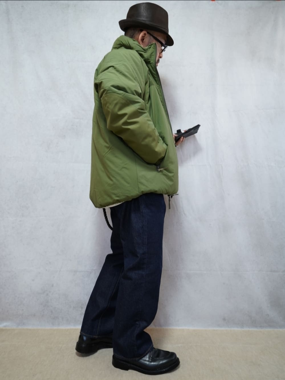 ブラック系のシューズ、ブルー系のデニムパンツ、ホワイト系のシャツ/ブラウスを着用したメンズの冬コーディネートの4枚目の写真