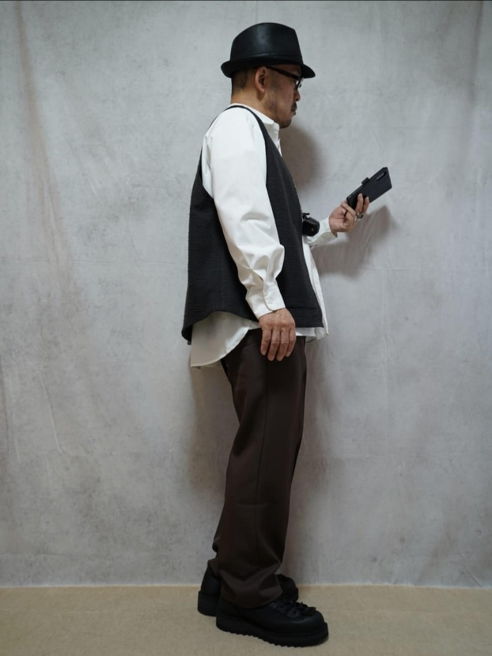 ブラウン系のパンツ、ホワイト系のシャツ/ブラウス、ブラック系のシューズを着用したメンズの春コーディネートの4枚目の写真