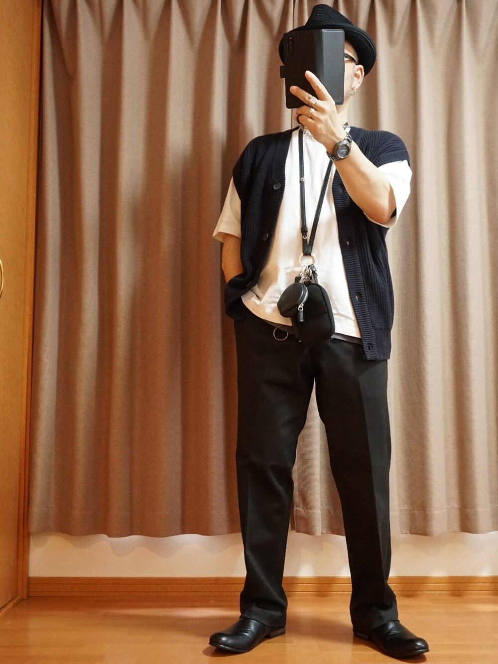 ホワイト系のTシャツ/カットソー、ブルー系のベスト、ブラック系のショルダーバッグを着用したメンズの夏コーディネートの2枚目の写真