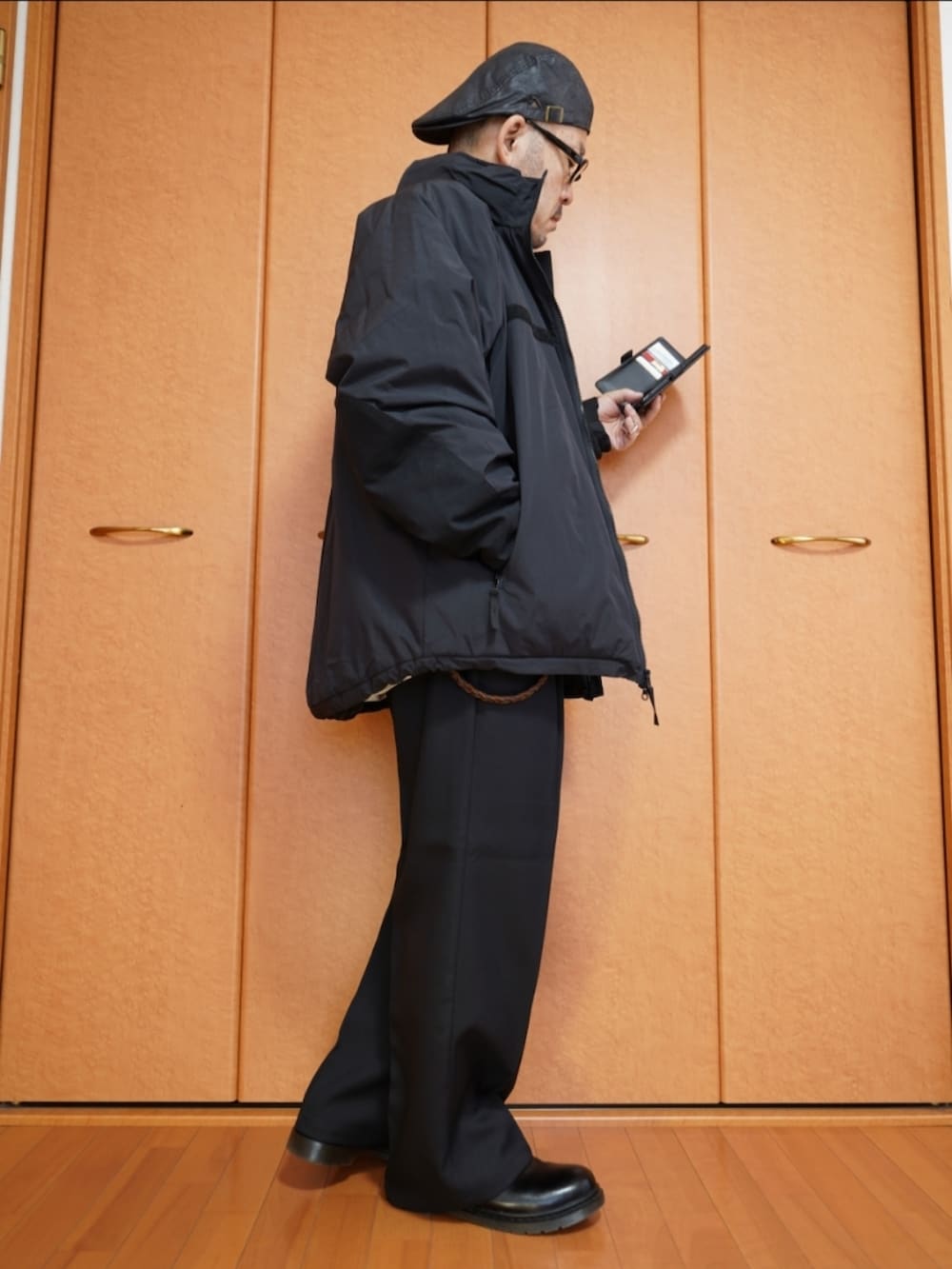 ブラック系のシューズ、ブラック系のパンツ、ホワイト系のシャツ/ブラウスを着用したメンズの秋コーディネートの4枚目の写真