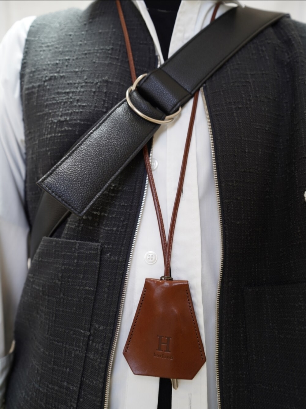 ブラック系のシューズ、ブラック系のTシャツ/カットソー、ホワイト系のシャツ/ブラウスを着用したメンズの春コーディネートの4枚目の写真