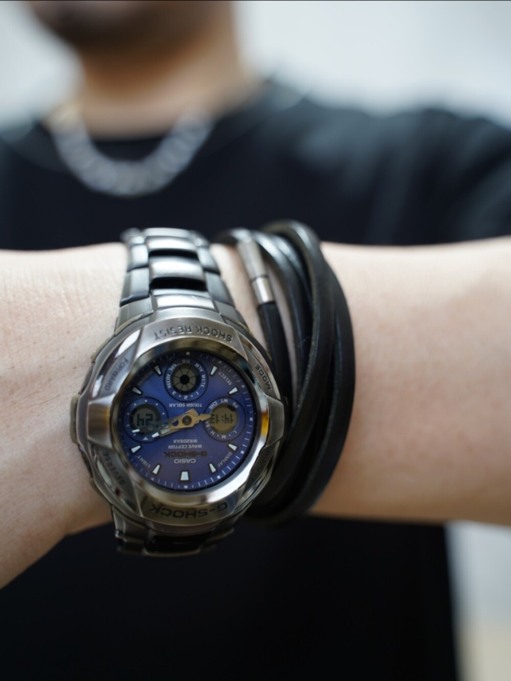 ホワイト系のスニーカー、ホワイト系のデニムパンツ、ブラック系のTシャツ/カットソーを着用したメンズの夏コーディネートの4枚目の写真