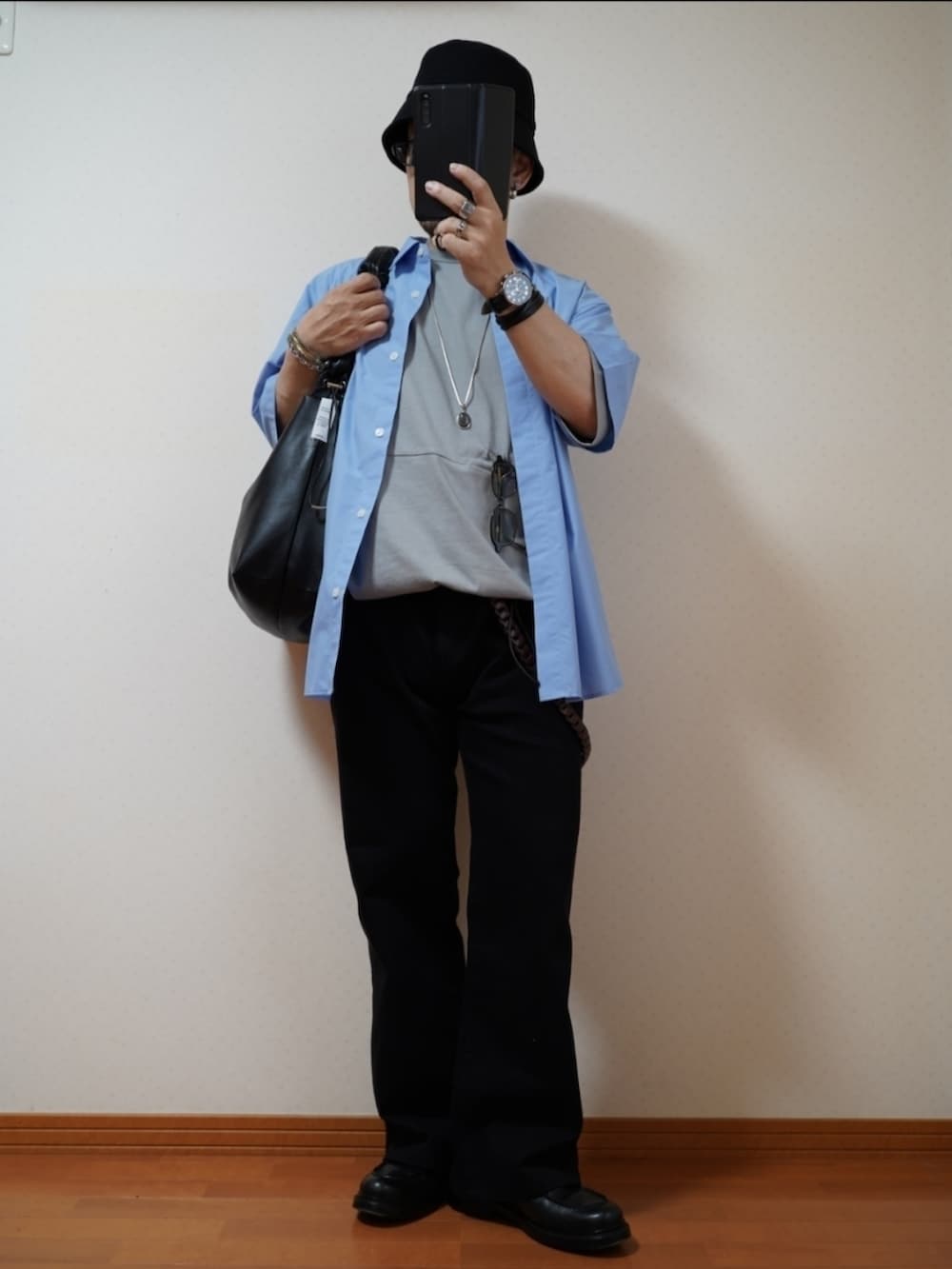 ブラック系のシューズ、グレー系のデニムパンツ、グレー系のTシャツ/カットソーを着用したメンズの夏コーディネートの5枚目の写真