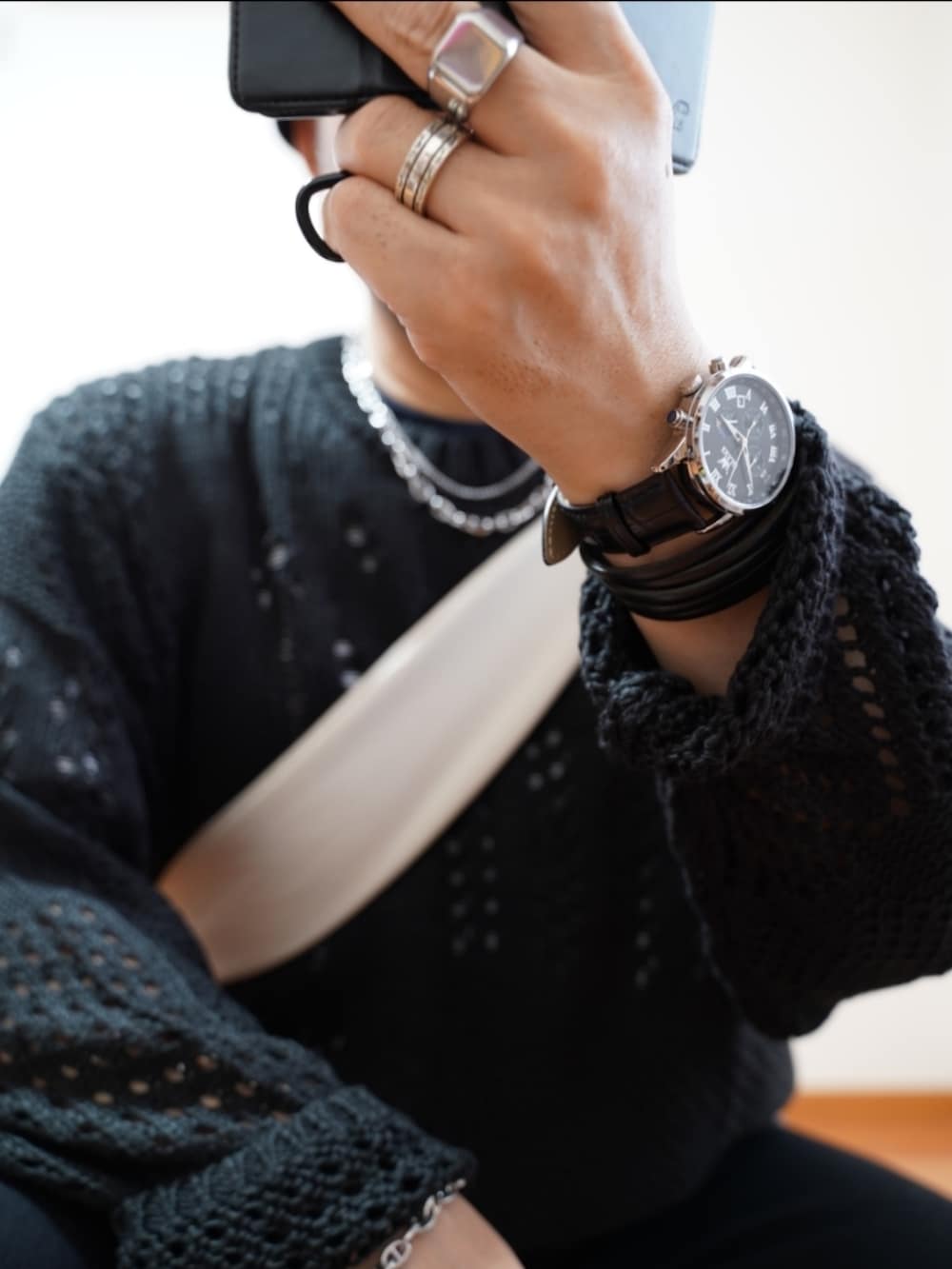 ブラック系のシューズ、グレー系のデニムパンツ、ブラック系のニット/セーターを着用したメンズの夏コーディネートの4枚目の写真