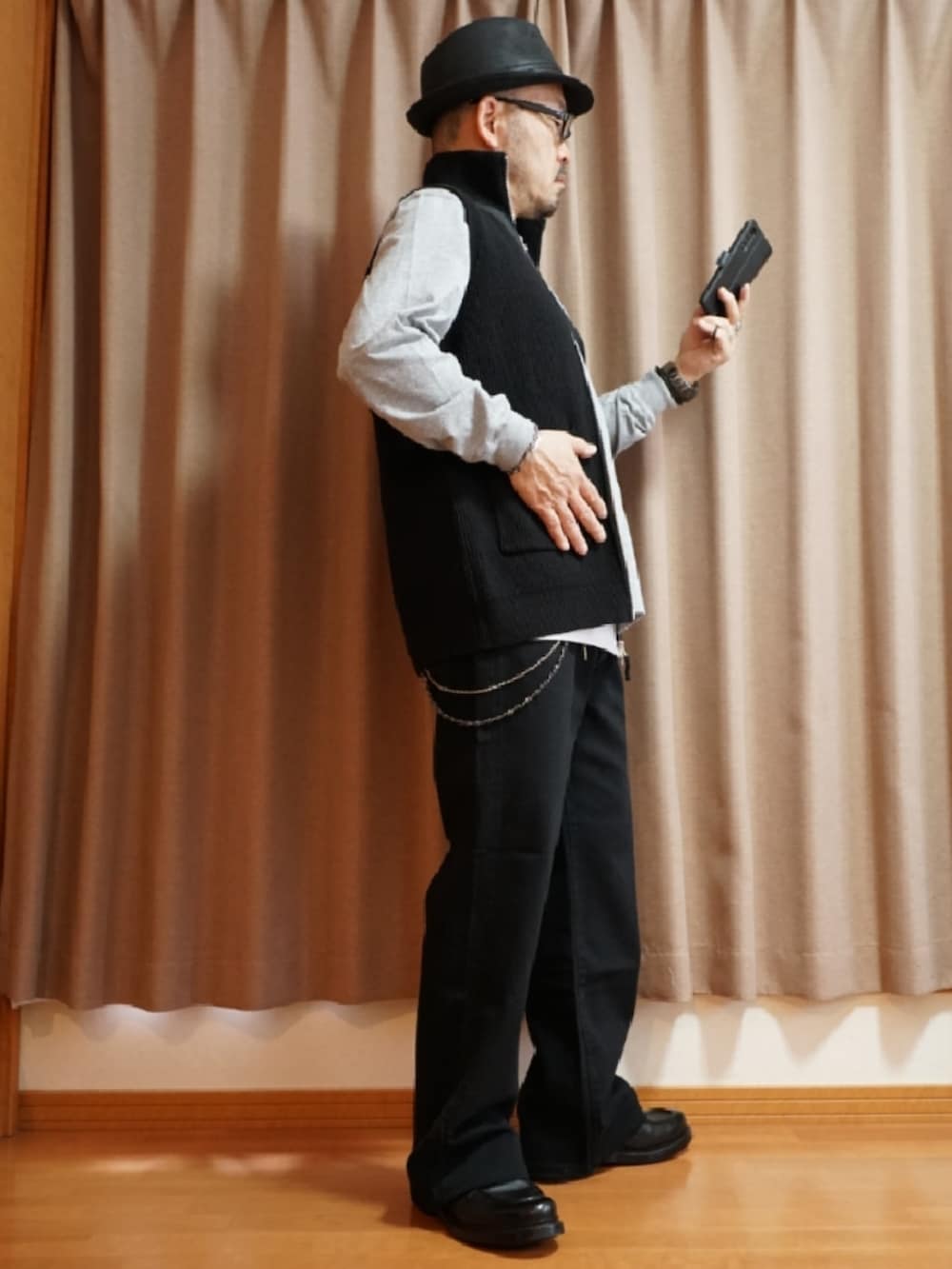 ブラック系のシューズ、グレー系のデニムパンツ、ホワイト系のタンクトップを着用したメンズの夏コーディネートの4枚目の写真