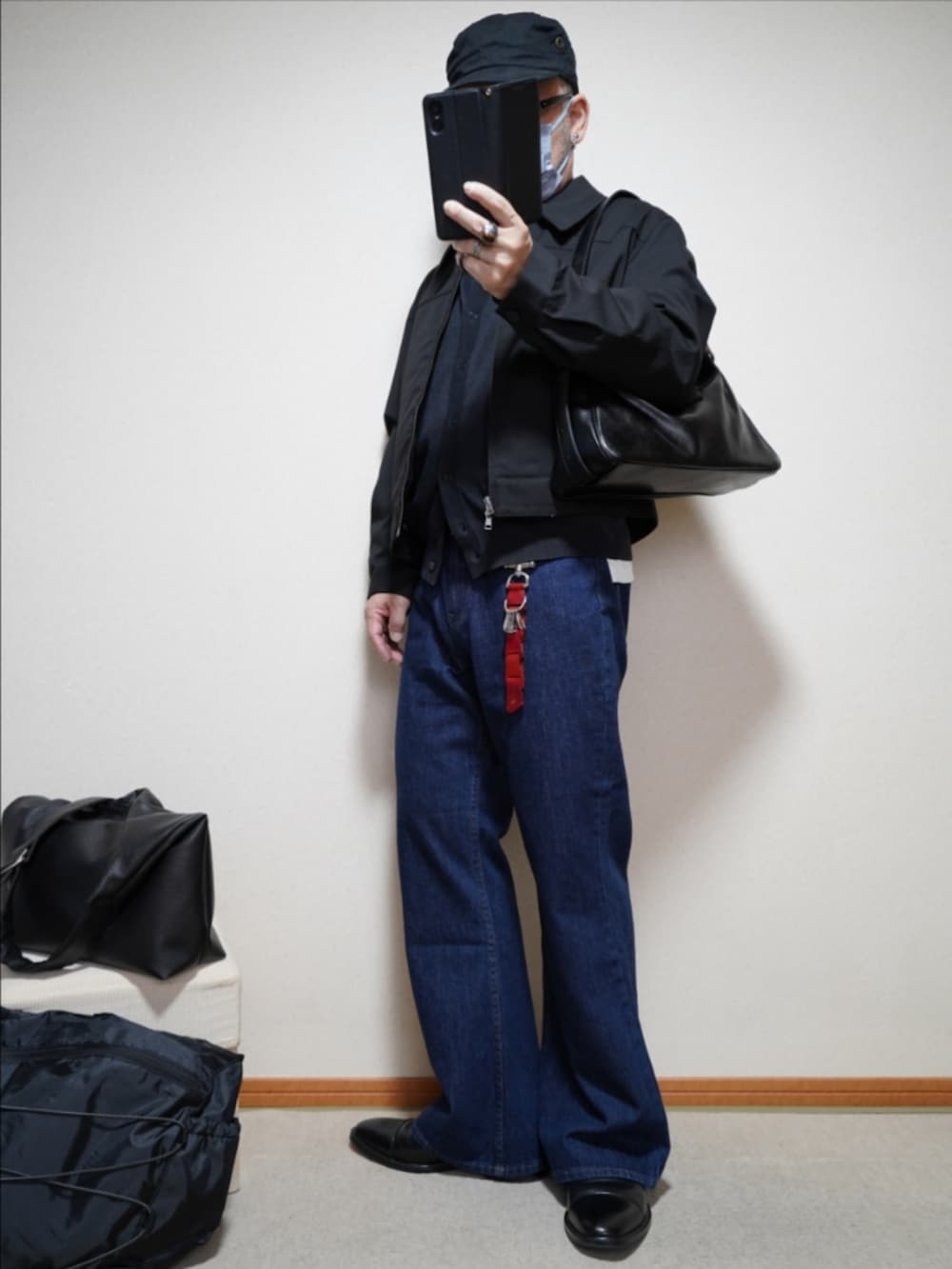 ブラック系のドレスシューズ、ブルー系のデニムパンツ、グレー系のシャツ/ブラウスを着用したメンズの春コーディネートの2枚目の写真