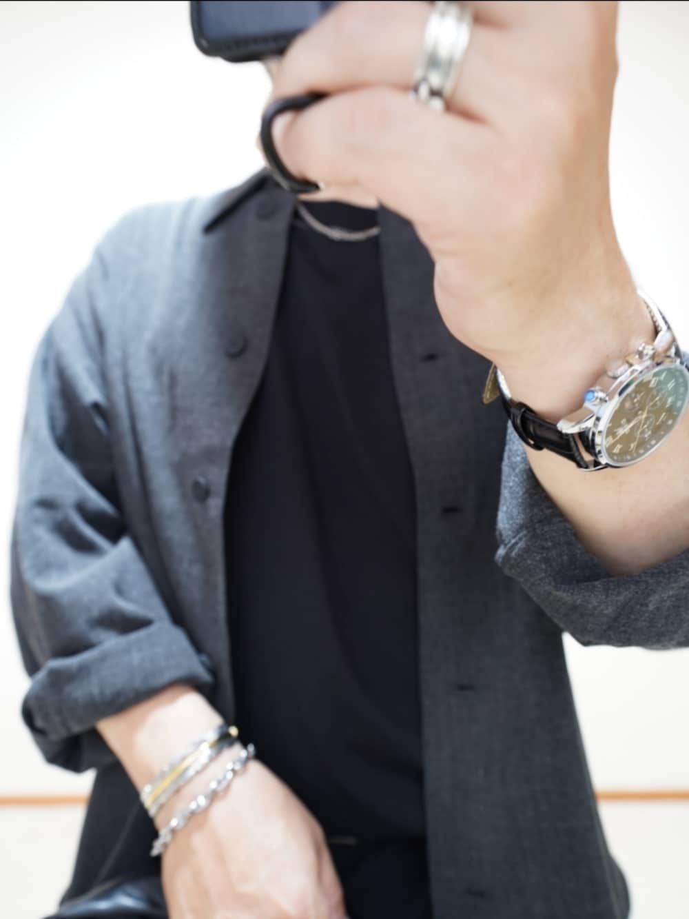 ブラック系のスリッポン、ブラック系のパンツ、ブラック系のショルダーバッグを着用したメンズの秋コーディネートの2枚目の写真