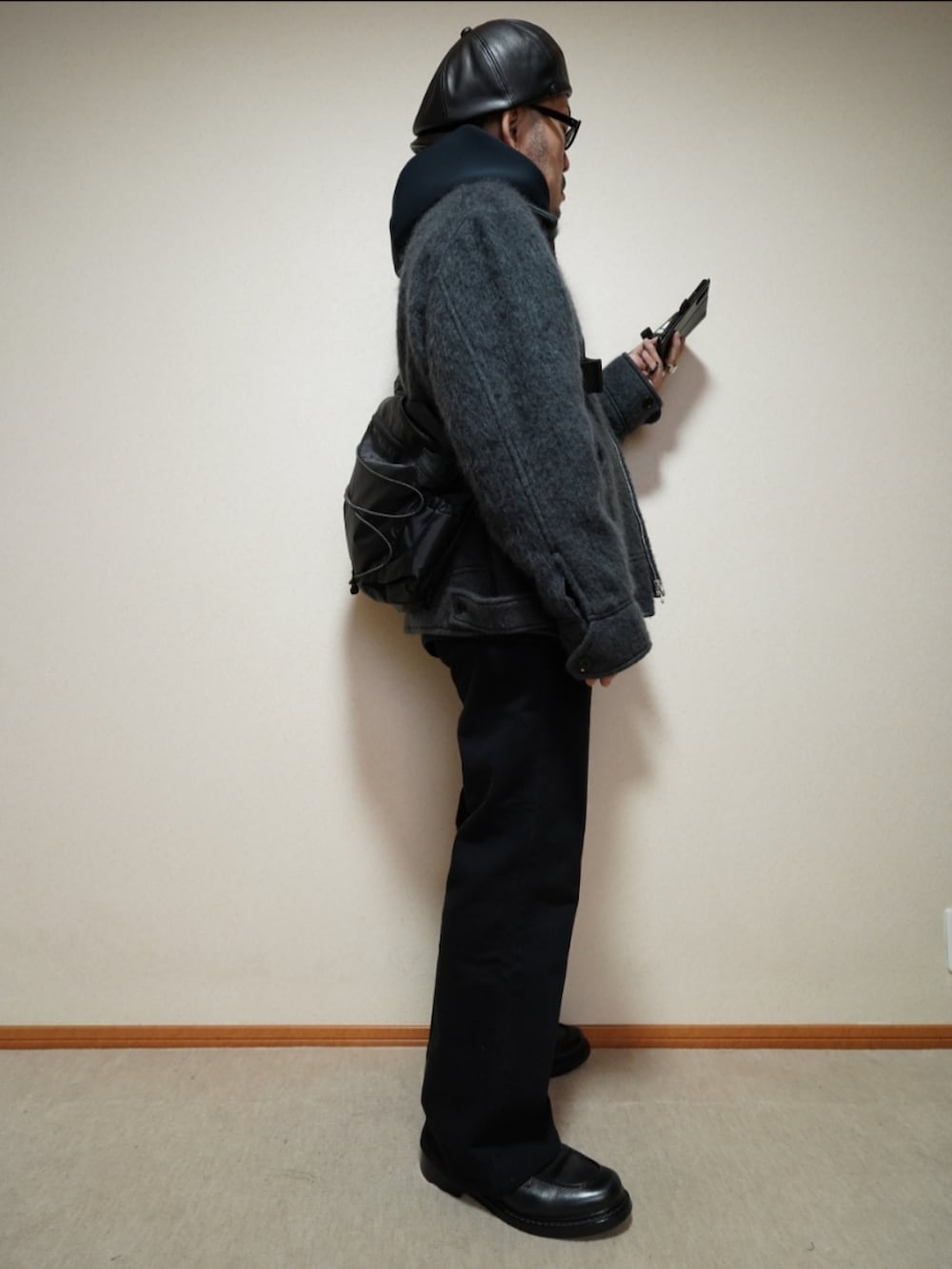 ブラック系のシューズ、グレー系のデニムパンツ、ブラック系のパーカーを着用したメンズの冬コーディネートの4枚目の写真