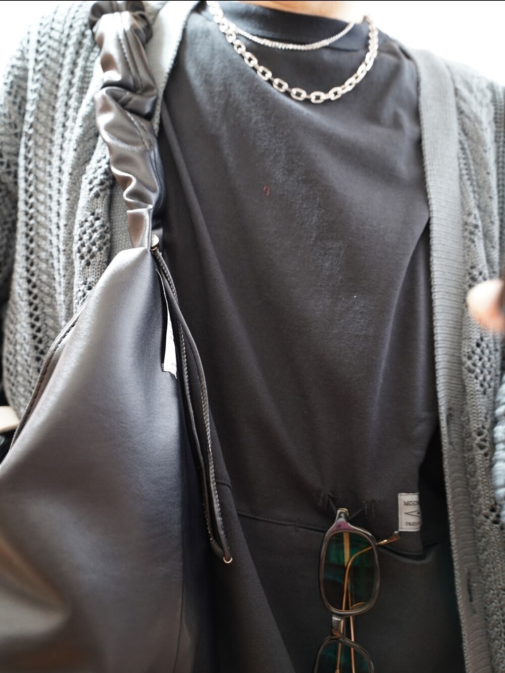 ブラック系のシューズ、グレー系のデニムパンツ、ブラック系のTシャツ/カットソーを着用したメンズの夏コーディネートの2枚目の写真