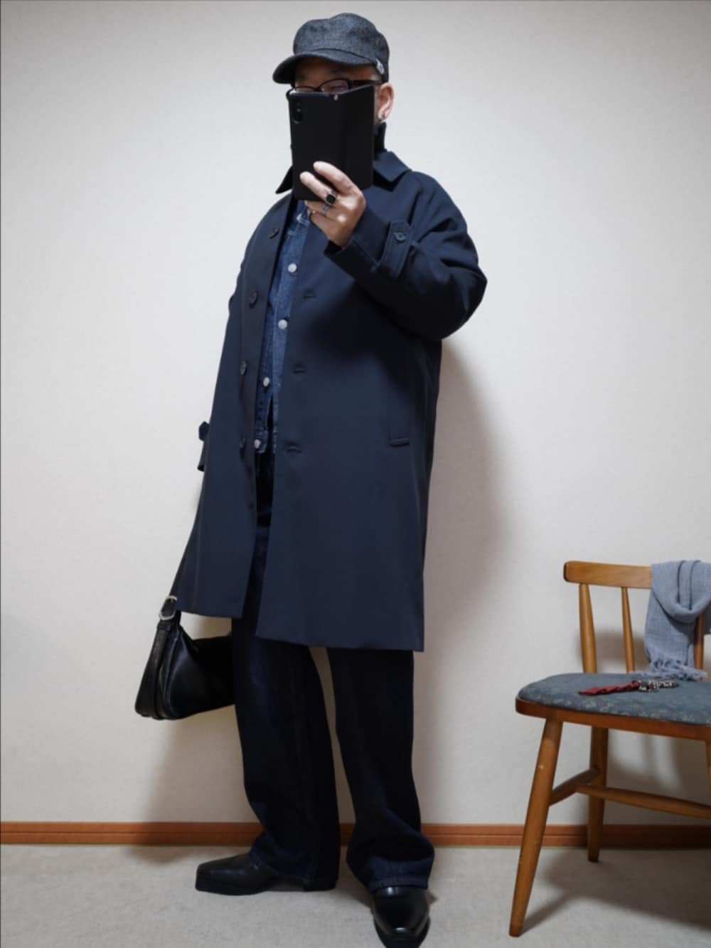 ブラック系のブーツ、ブルー系のデニムパンツ、ブルー系のジャケット/アウターを着用したメンズの春コーディネートの2枚目の写真