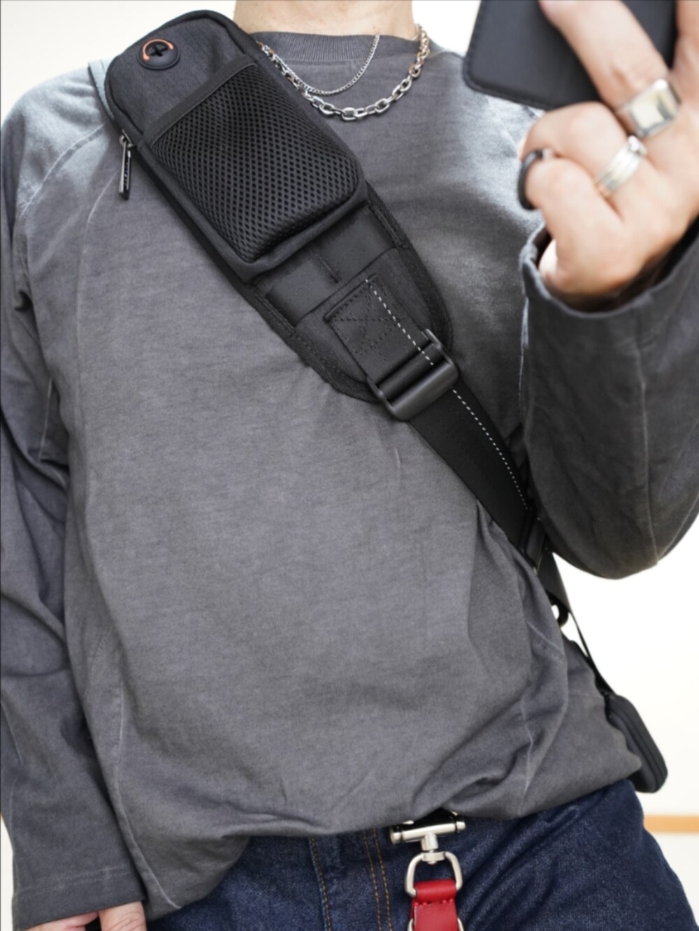 ブラック系のシューズ、ブルー系のデニムパンツ、グレー系のTシャツ/カットソーを着用したメンズの秋コーディネートの3枚目の写真