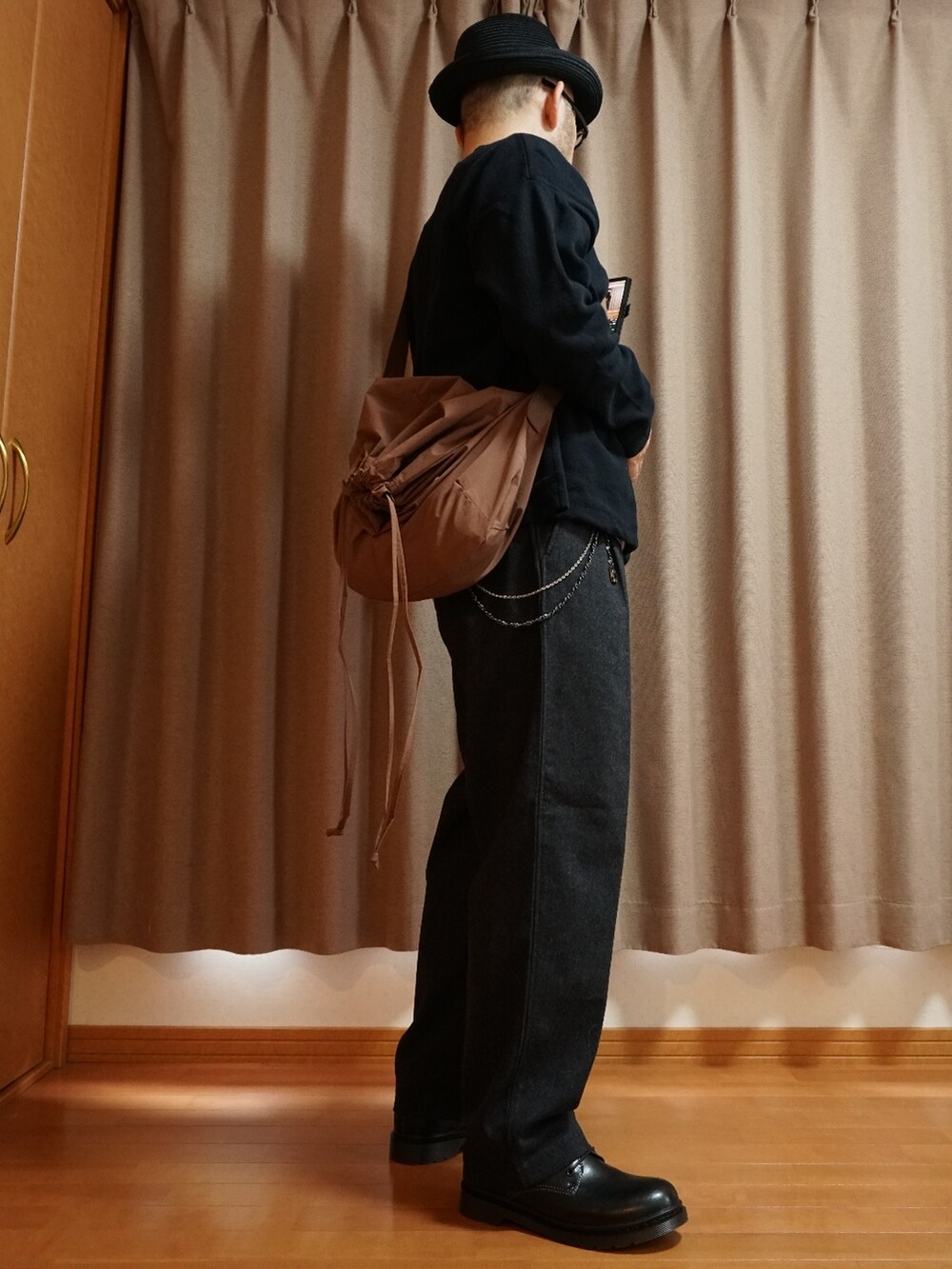 「オーバーサイズ、UNIQLO、ユニクロ、ハット、マーチン、+J、ニット」｜「JOYWAYのマーチンシューズ メンズ ポストマンシューズ 4ホールシューズ 3E 本革 メンズ（シューズ、ブラック系）」を使った、宣さん（メンズ・168cm）の夏コーディネートの2枚目の写真