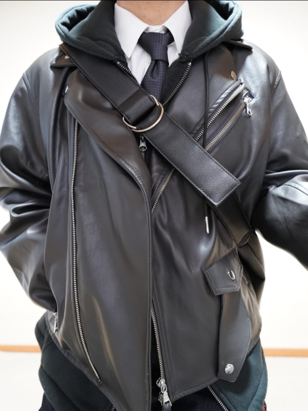 ブラック系のシューズ、ブルー系のデニムパンツ、ブラック系のパーカーを着用したメンズの冬コーディネートの3枚目の写真