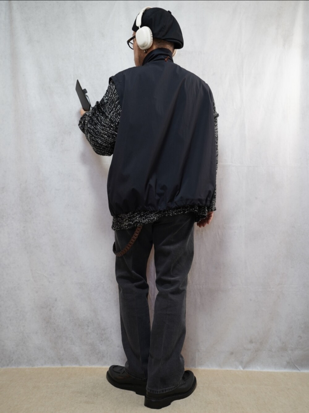 「メンズファッション、シンプル、お出かけコーデ、お洒落さんとつながりたい、服好きな人と繋がりたい、プチプラ、ビッグシルエット、デニムパンツ、大人カジュアル、シンプルコーデ、革靴、デニムコーデ、ニット、キャスケット、クロシェット」｜「G.C.morelliのアイテム（シューズ、ブラック系）」を使った、宣さん（メンズ・168cm）の春コーディネートの2枚目の写真