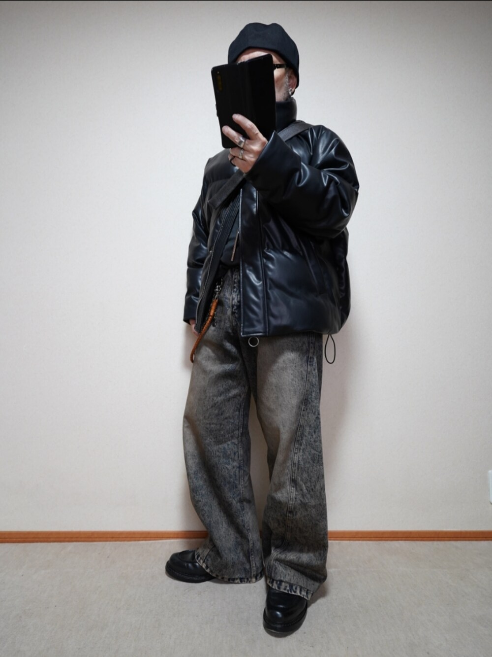 ブラック系のシューズ、ブルー系のデニムパンツ、グレー系のTシャツ/カットソーを着用したメンズの秋コーディネートの2枚目の写真