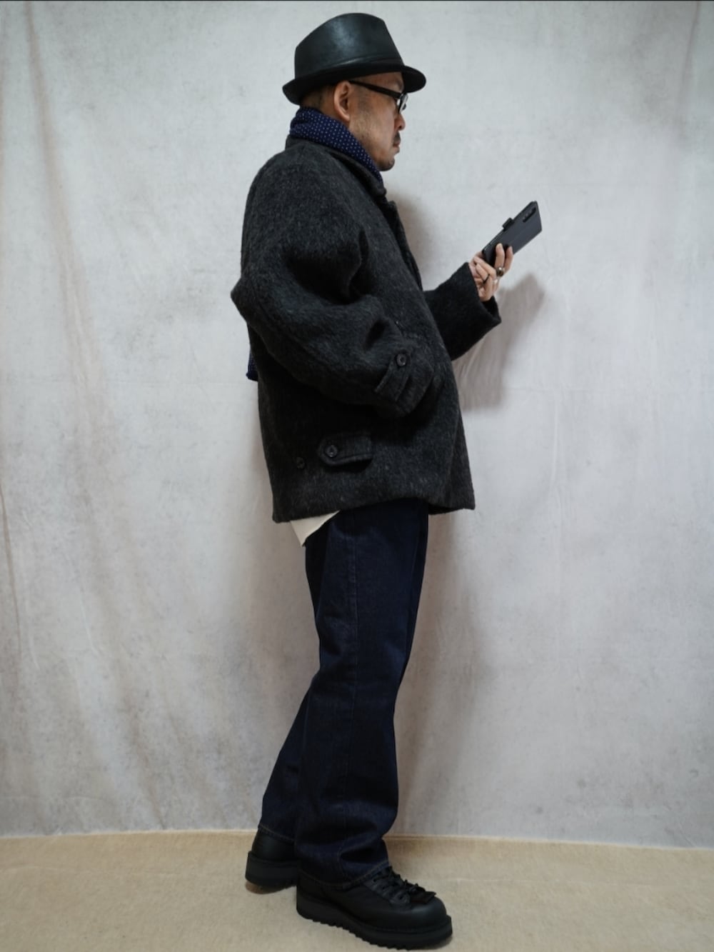 ブラック系のシューズ、ブルー系のデニムパンツ、ホワイト系のシャツ/ブラウスを着用したメンズの冬コーディネートの4枚目の写真