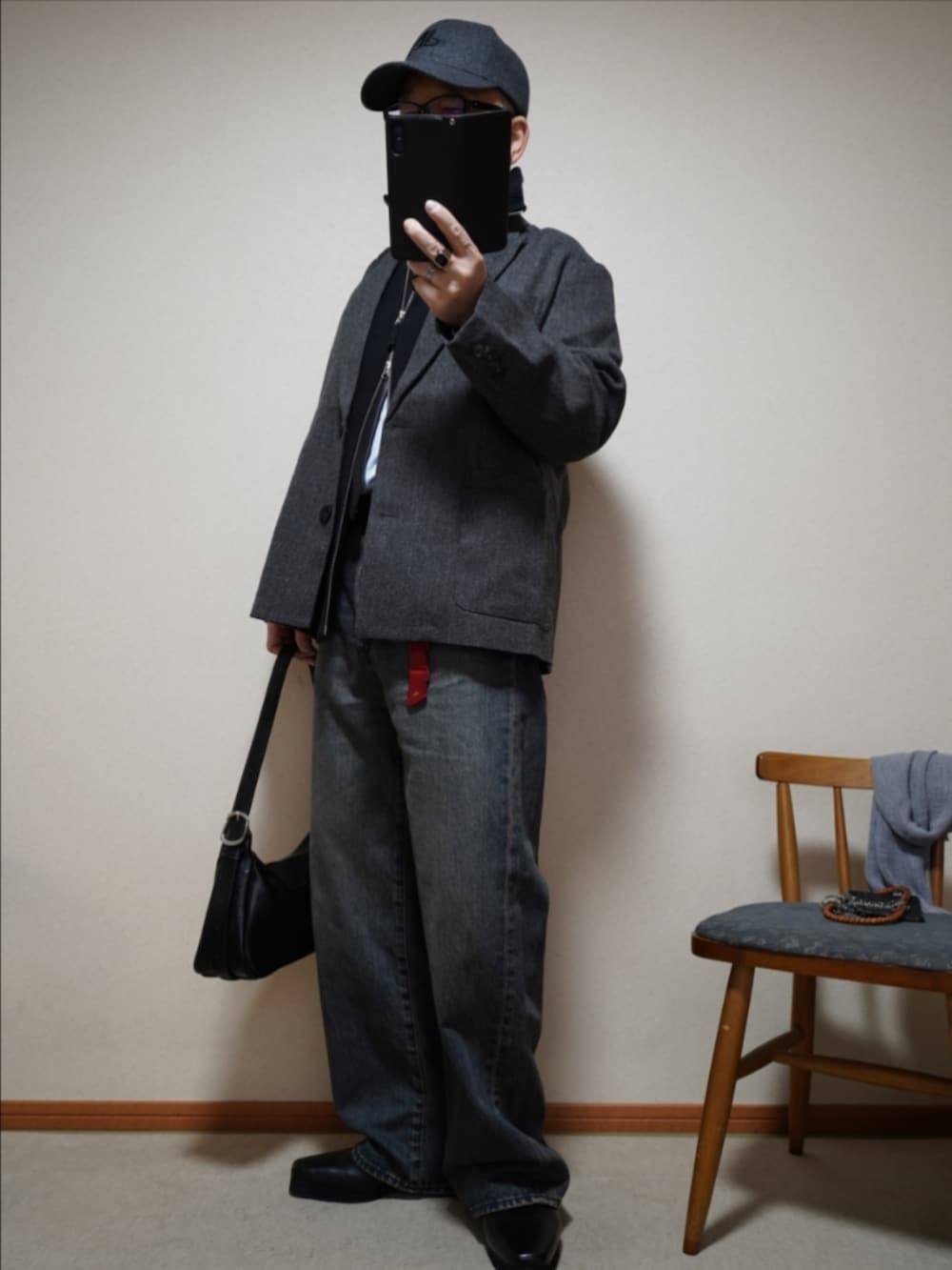 ブラック系のブーツ、ブルー系のデニムパンツ、ブラック系のジャケット/アウターを着用したメンズの春コーディネートの2枚目の写真