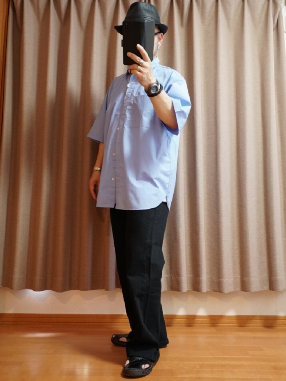 ブラック系のサンダル、グレー系のデニムパンツ、ブルー系のシャツ/ブラウスを着用したメンズの夏コーディネートの2枚目の写真