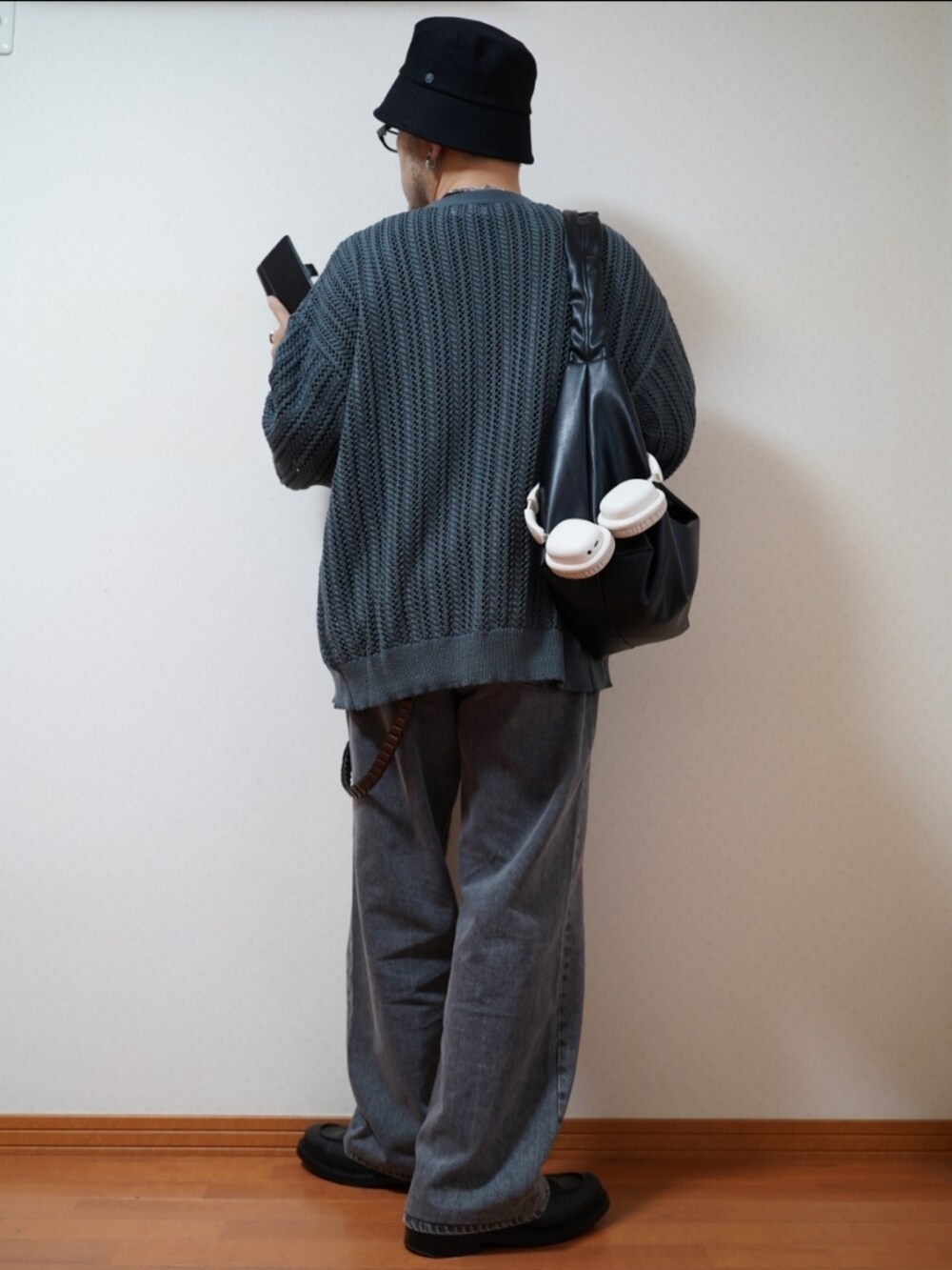 ブラック系のシューズ、グレー系のデニムパンツ、ブラック系のTシャツ/カットソーを着用したメンズの夏コーディネートの4枚目の写真