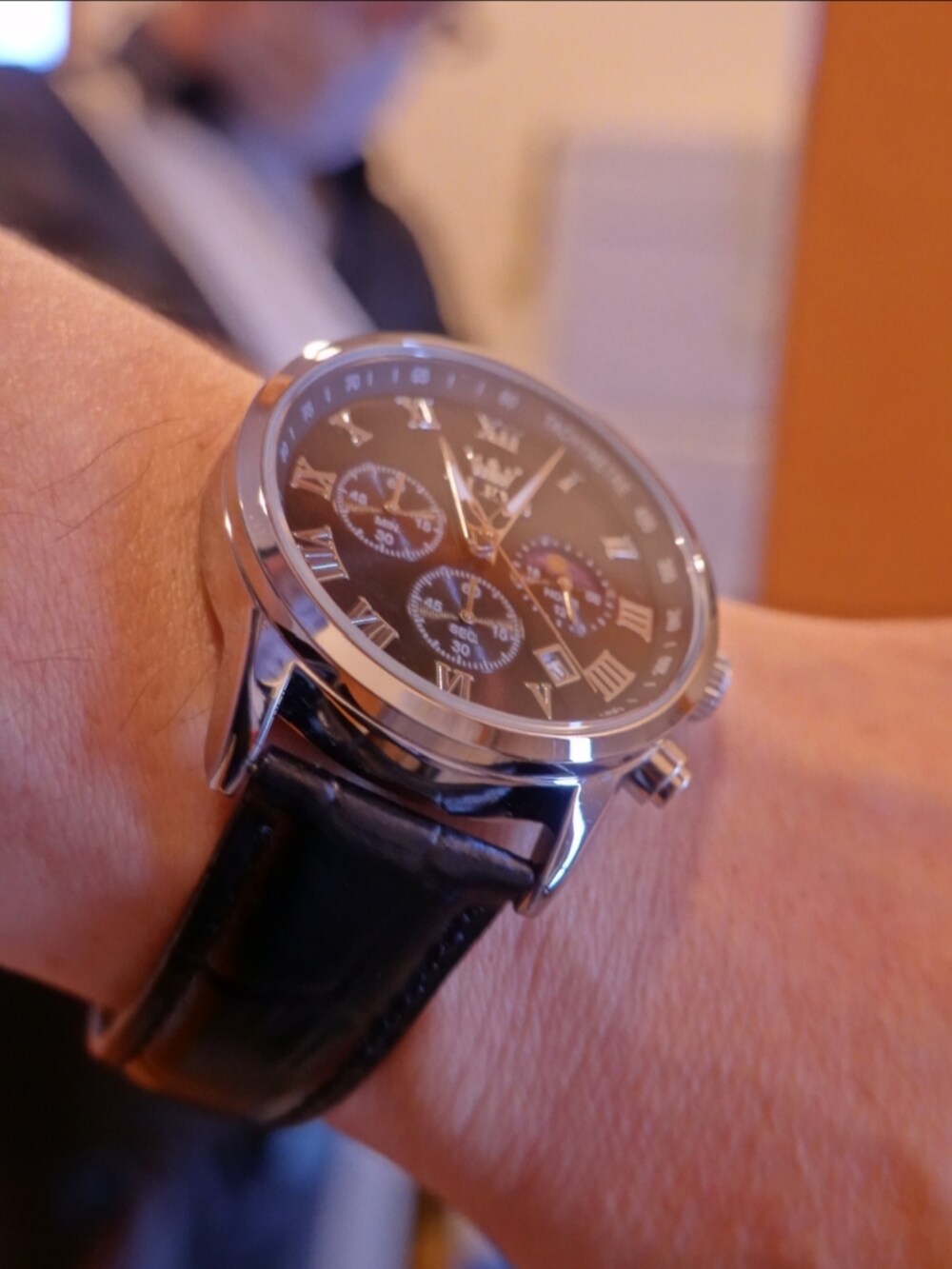 ブラック系のシューズ、グレー系のデニムパンツ、グレー系のTシャツ/カットソーを着用したメンズの夏コーディネートの4枚目の写真