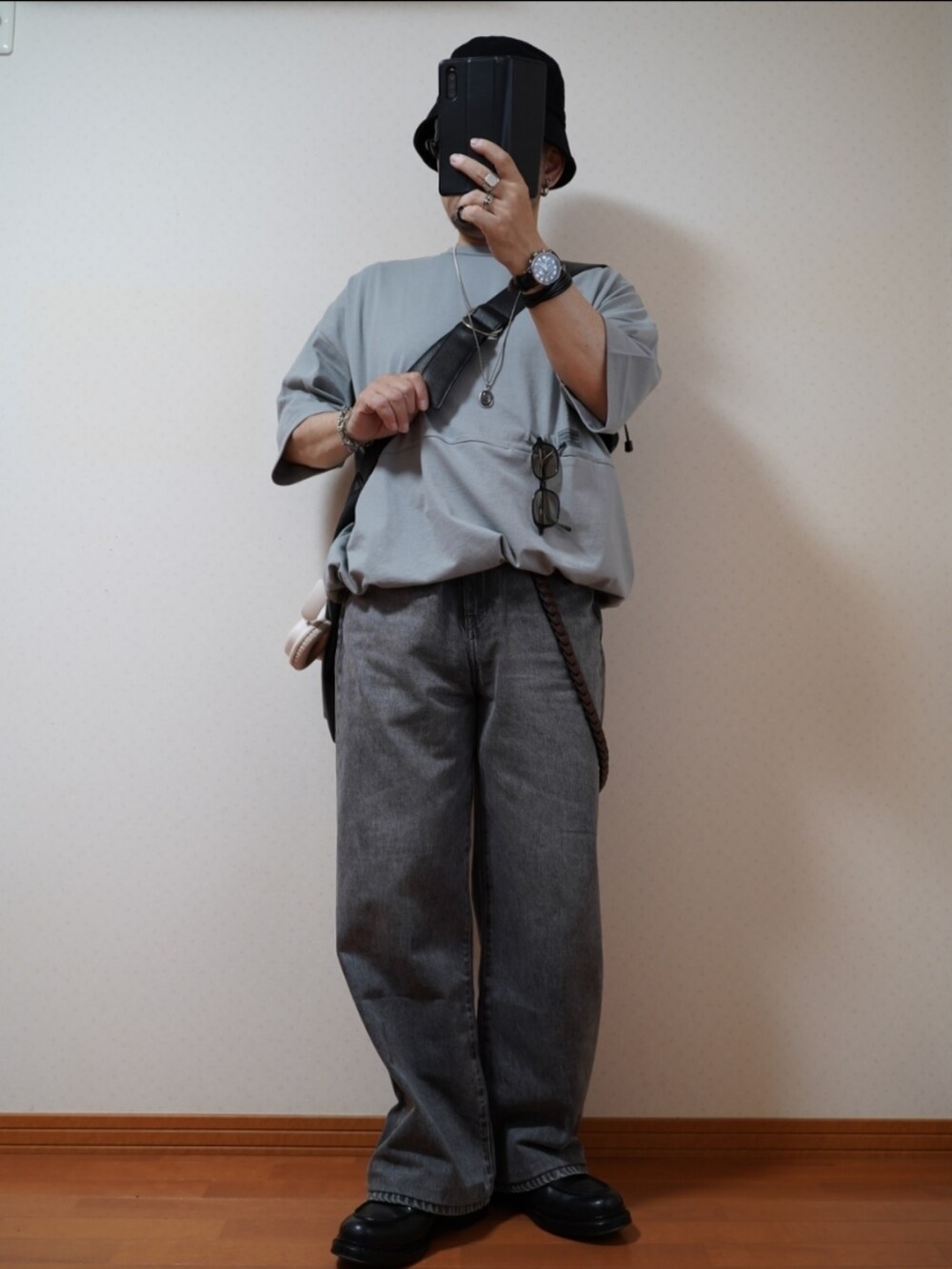 ブラック系のシューズ、グレー系のデニムパンツ、グレー系のTシャツ/カットソーを着用したメンズの夏コーディネートの5枚目の写真