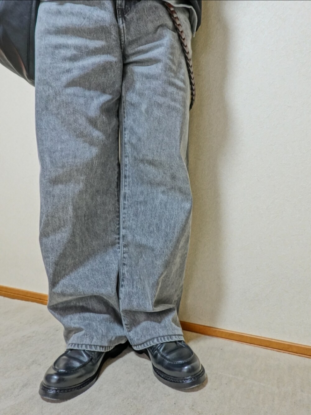 ブラック系のシューズ、グレー系のデニムパンツ、グレー系のタンクトップを着用したメンズの秋コーディネートの3枚目の写真